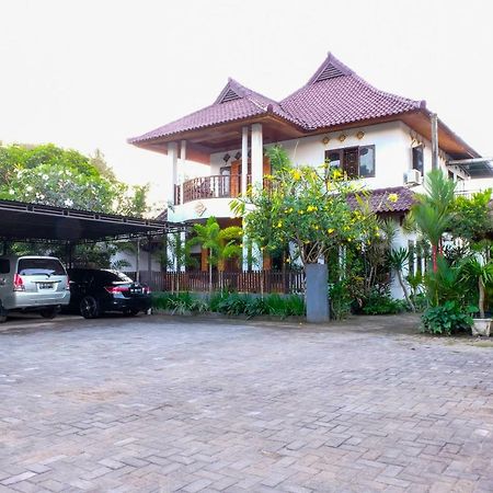 Friends Beach Hotel Kuta  Exteriör bild