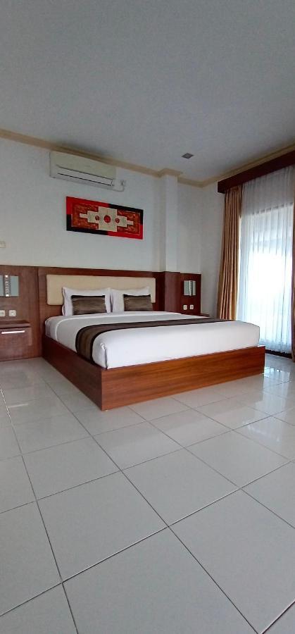 Friends Beach Hotel Kuta  Exteriör bild