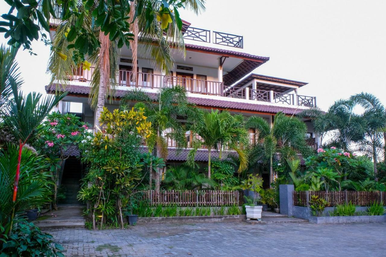 Friends Beach Hotel Kuta  Exteriör bild